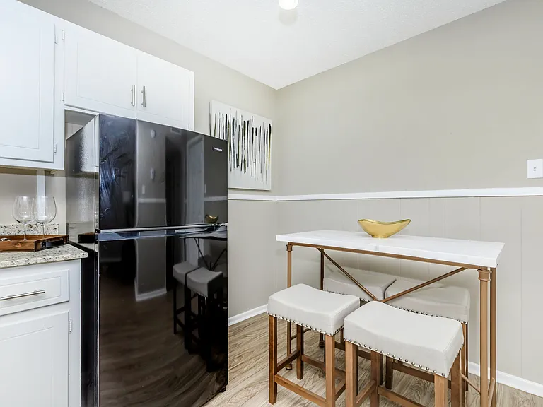 Oak Creek Apartments — Photo 13