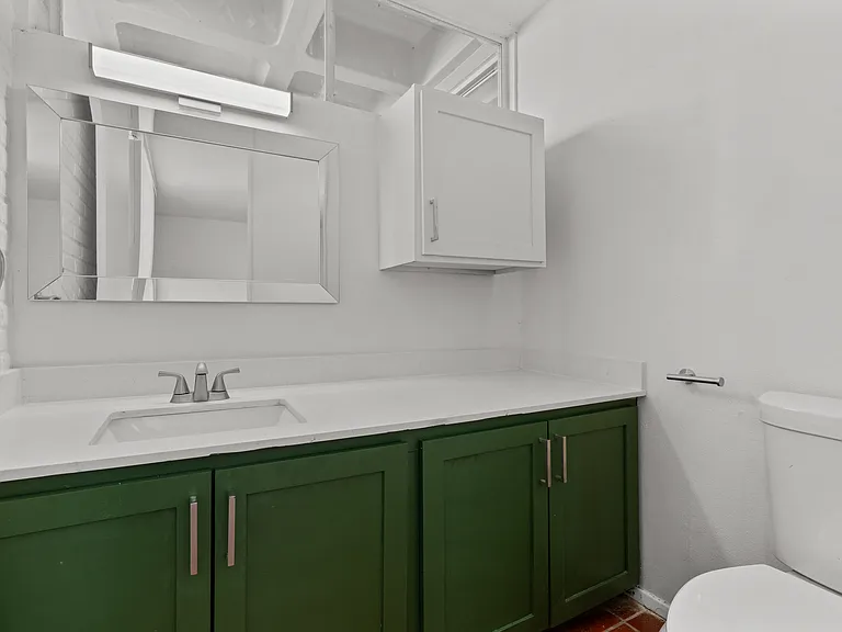 Four Oaks Apartments — Photo 16