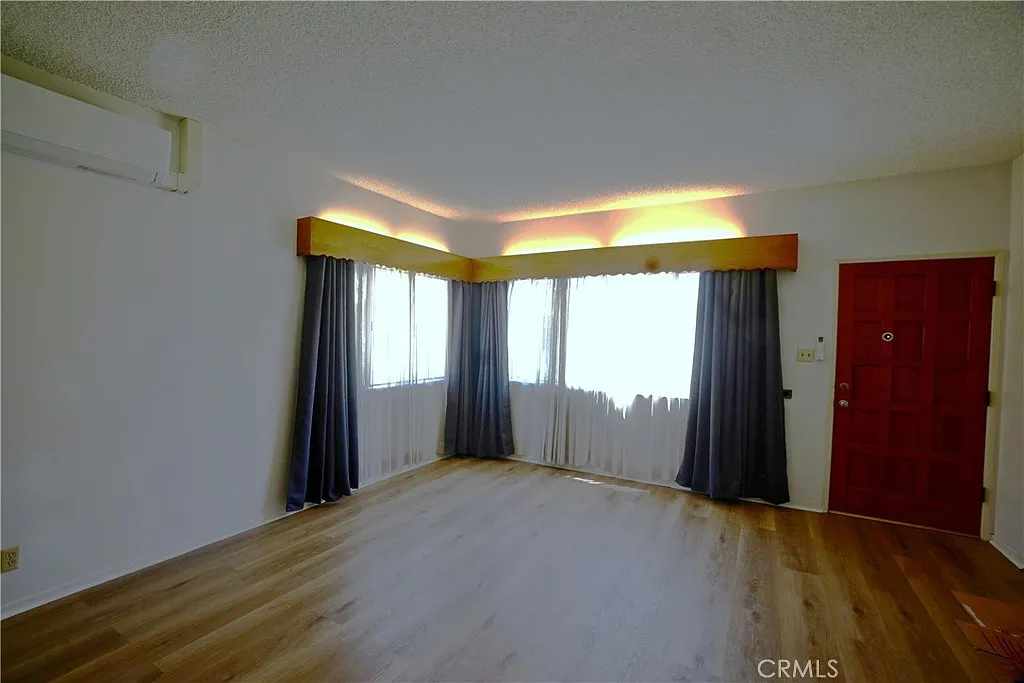 3 bed, 2.0 bath, 1288 sqft, $2,950 — Photo 2