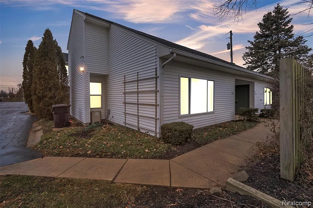 253 Lottie St #1 photo 1
