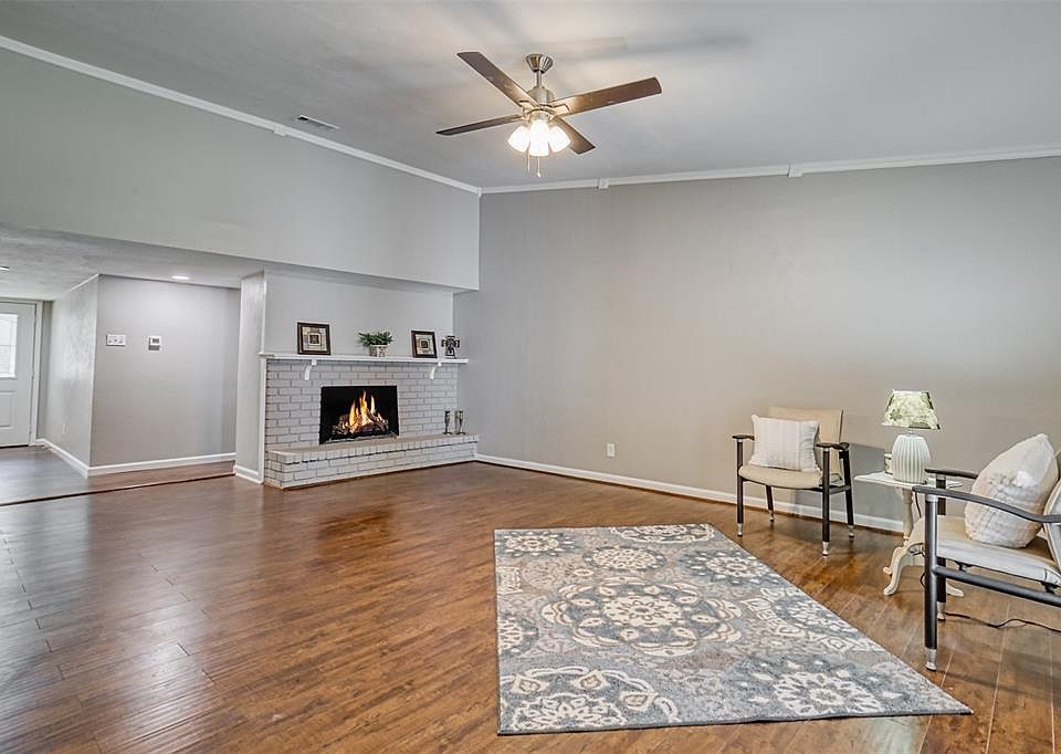 1st image of 2902 Robin Hill Ln