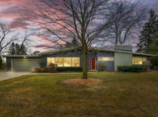 2551 W Hunt Club Cir, Glendale, WI 53209