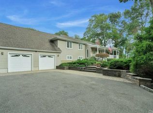 19 Avon Ct, Dix Hills, NY 11746