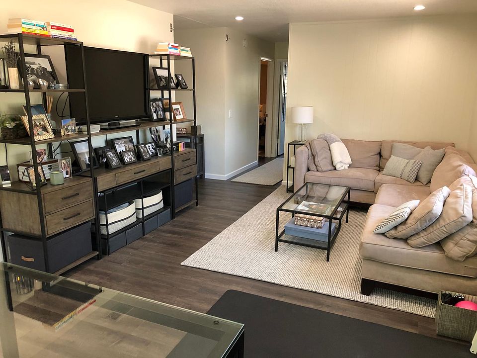 1st image of 725 W Valley Dr #4