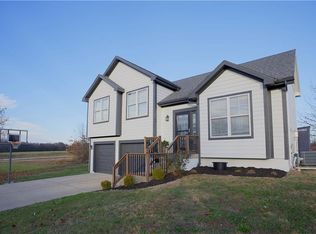 929 Sutherland Dr, Louisburg, KS 66053