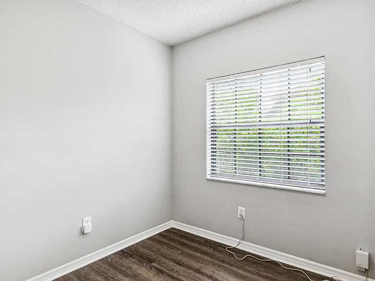 411 S Willow Ave — Photo 8