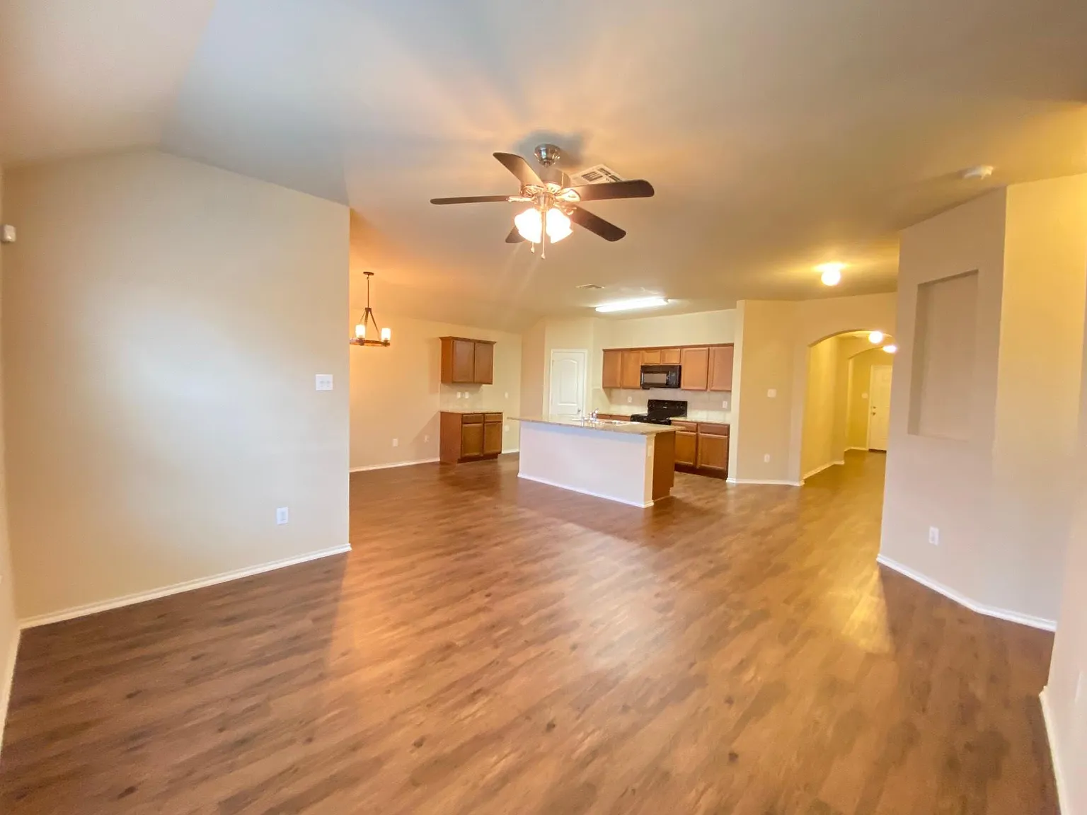 4 bed, 1566 sqft, $1,895 — Photo 2