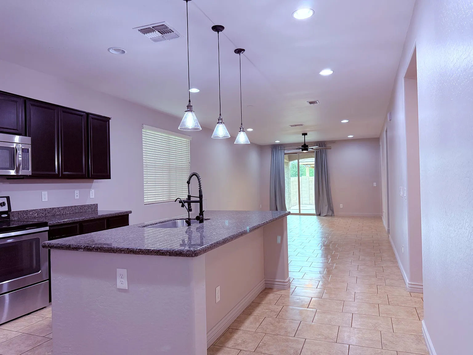3 bed, 1842 sqft, $2,580 — Photo 3