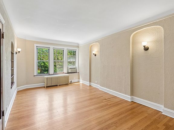 3rd image of 2018 W Greenleaf Ave APT 1F