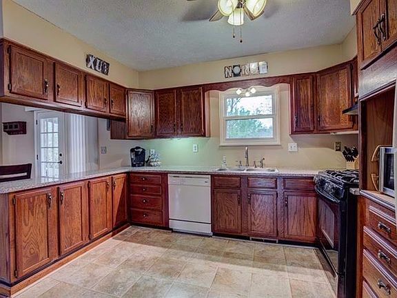 4th image of 541 Village Dr