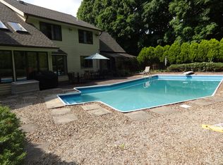 40 Wolf Hill Ct, Cheshire, CT 06410