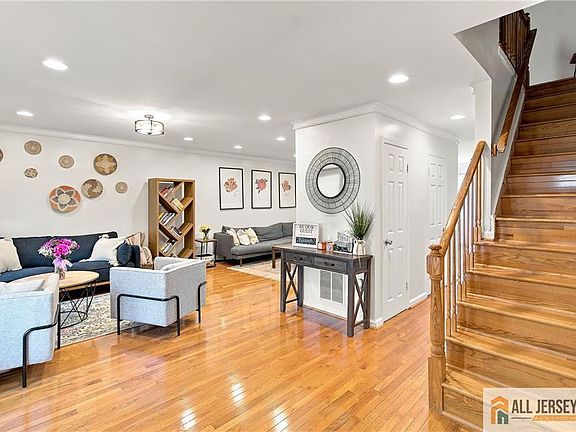 5th image of 31 Allison Dr