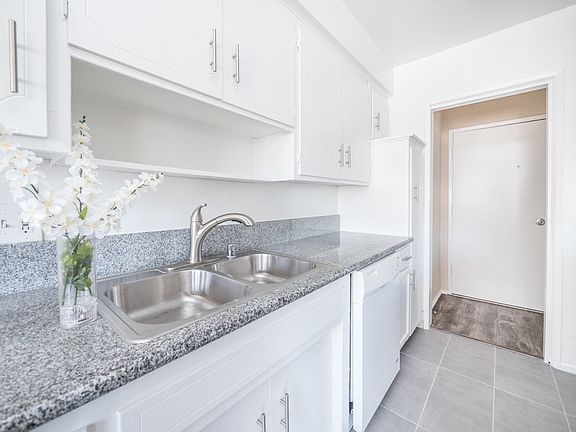 3rd image of 817 S Saint Andrews Pl #80107