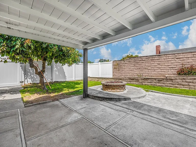 630 N Colfax St — Photo 23