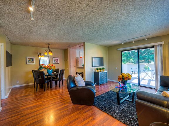 3rd image of 415 Colony Knoll Dr