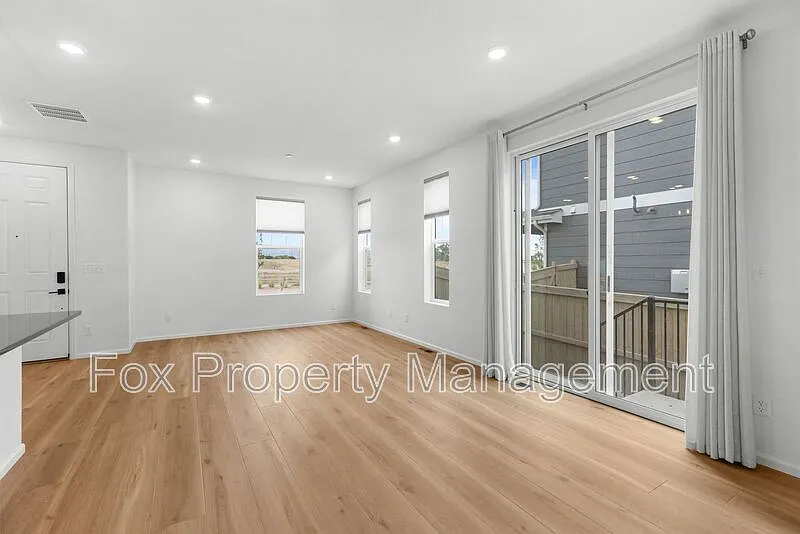 3 bed, 3.0 bath, 1469 sqft, $2,800 — Photo 4