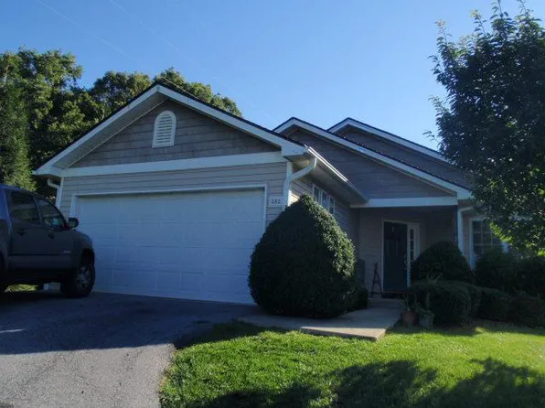 94 E Danbury Ln, Brevard, NC 28712