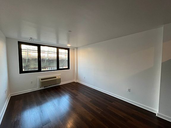 3rd image of 874 Willoughby Ave #203