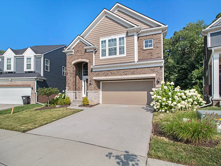 2865 Dillon Dr — Photo 2