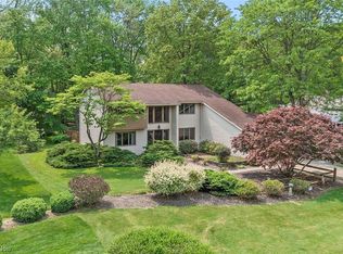 13600 N Partridge Dr, Valley View, OH