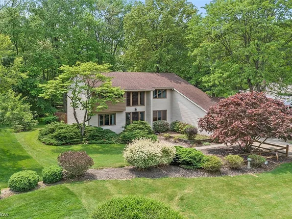 13600 N Partridge Dr, Valley View, OH 44125