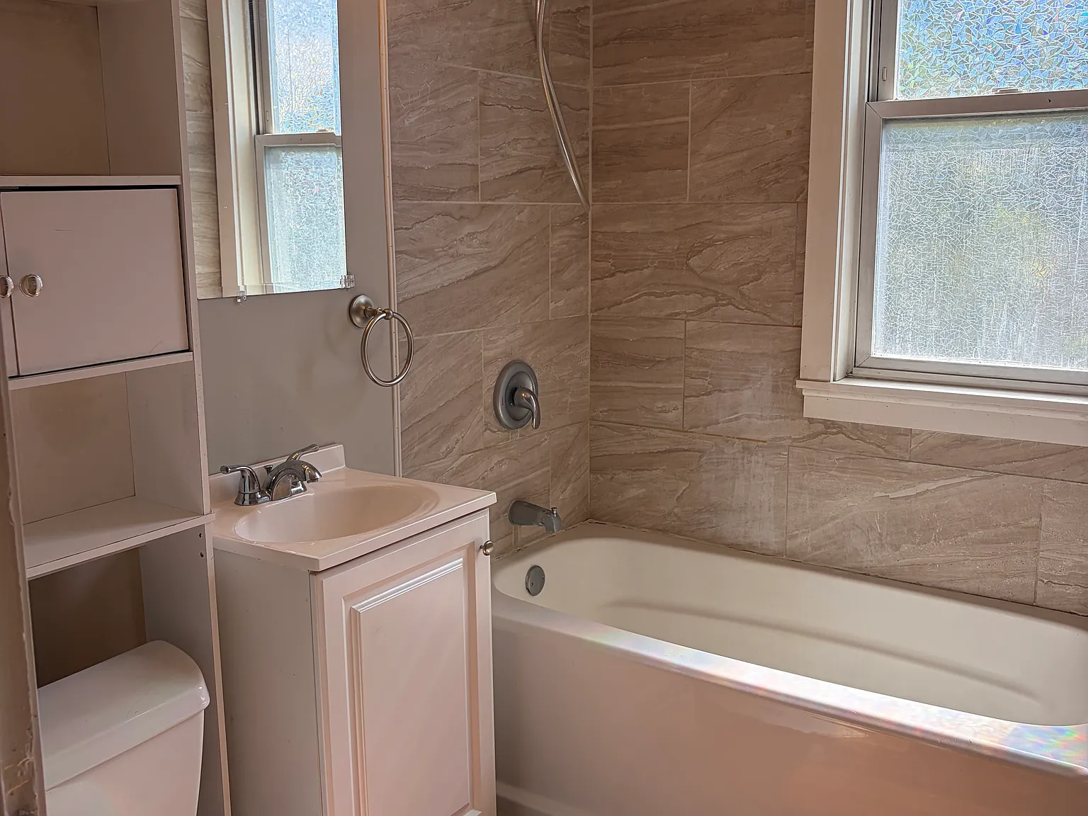 3 bed, 1200 sqft, $2,400 — Photo 3