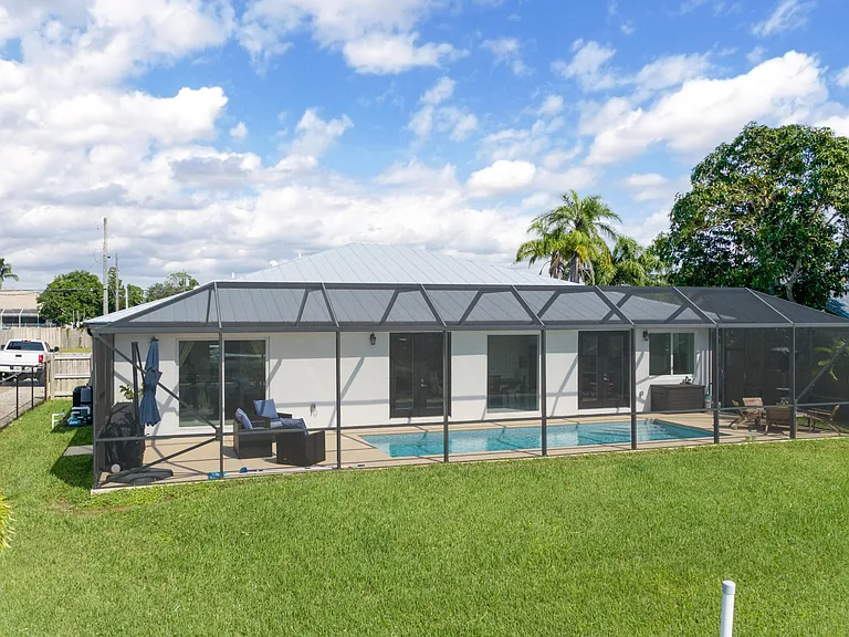 314 NE Surfside Ave — Photo 35