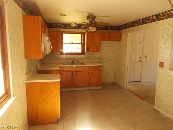 5th image of 3531 Edgewater Dr