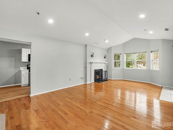 3rd image of 351 Ventnor Ct