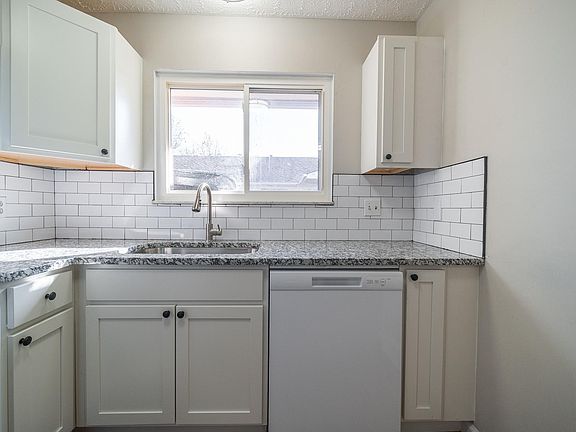3rd image of 3899 La Rosa Dr