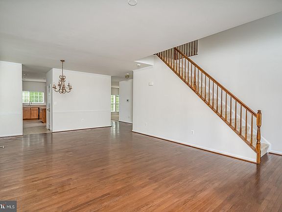 5th image of 135 Carriage Hill Dr