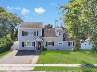 6 Regal Lane, Levittown, NY 11756
