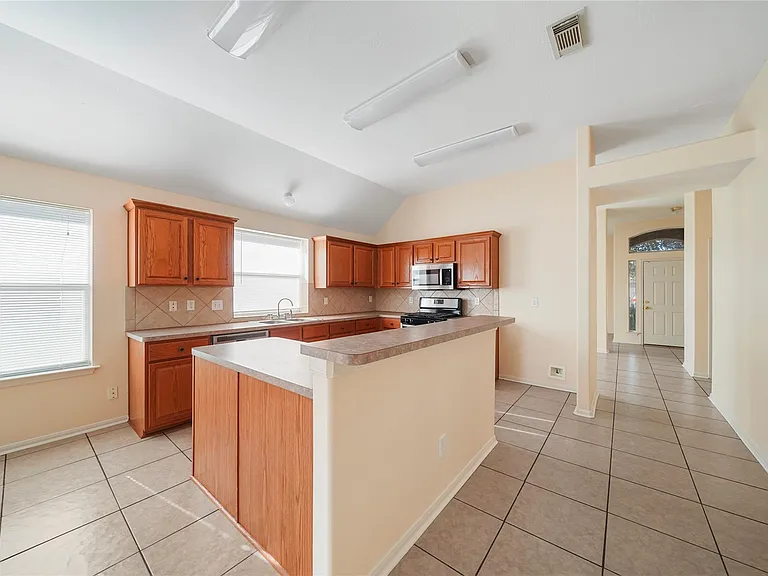 20410 Pomegranate Ln — Photo 5