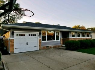 805 Ridgewood Rd, Elk Grove Village, IL 60007