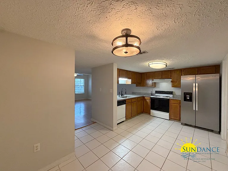 2404 Suwanee Ln — Photo 4