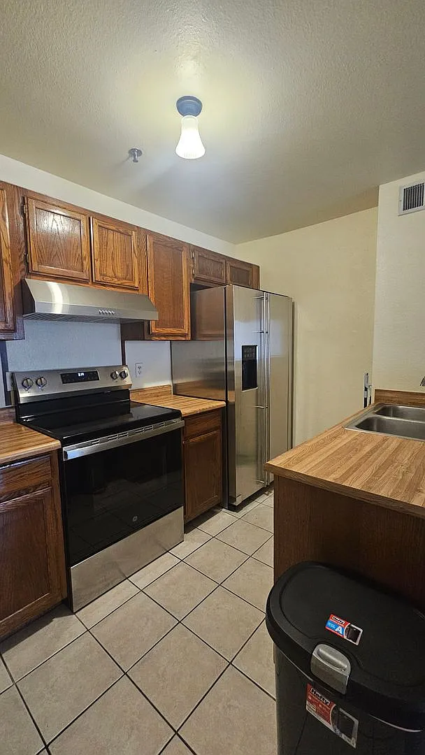 Bright 1-Bedroom Condo Near UNLV & The Strip — Photo 4