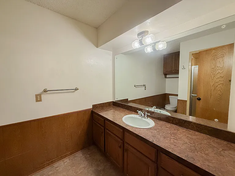 1211 N Manning St — Photo 9