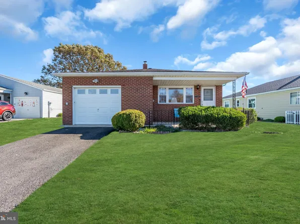 13 Seville Pl, Toms River, NJ 08757