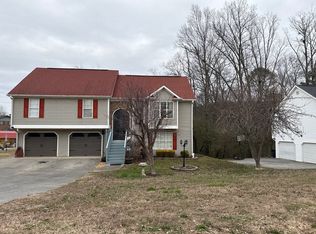 135 Twin Oaks Dr, Calhoun, GA 30701