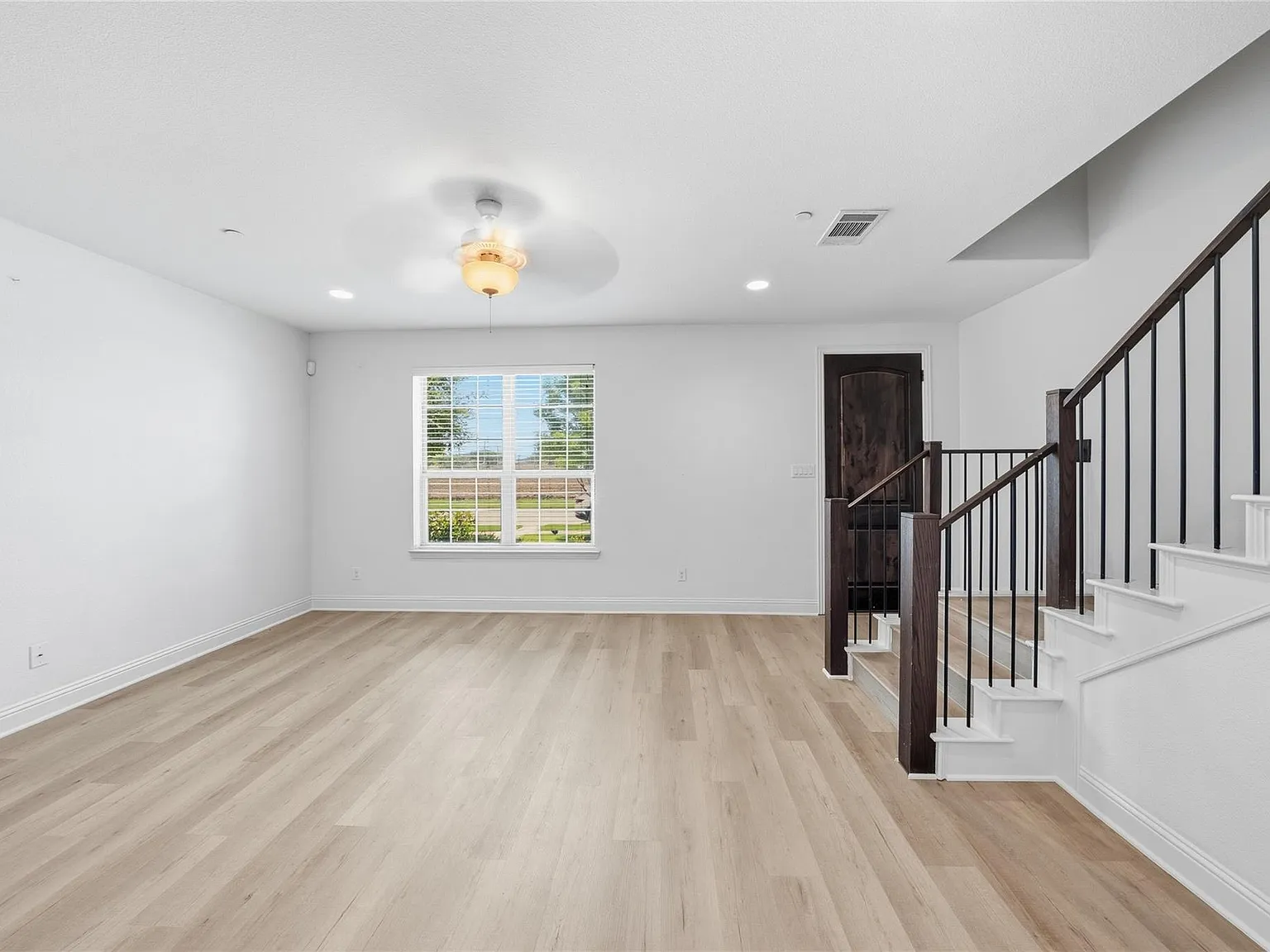 3 bed, 2.5 bath, 1694 sqft, $2,295 — Photo 3