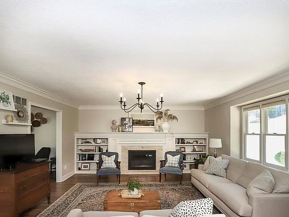 5th image of 915 N Woodridge Ln