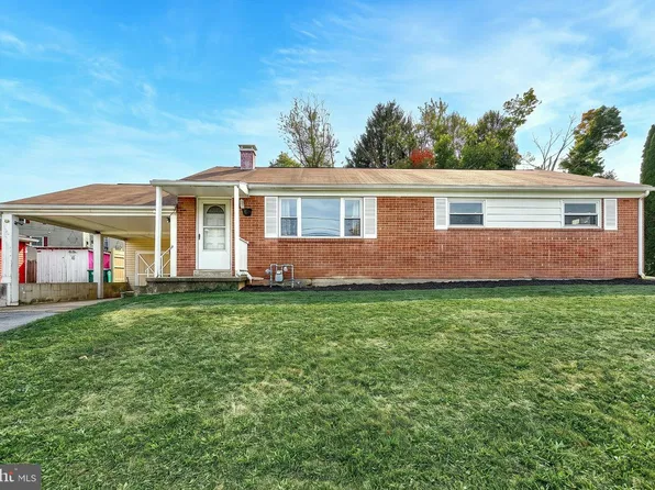 10 Dulles Dr E, Camp Hill, PA 17011
