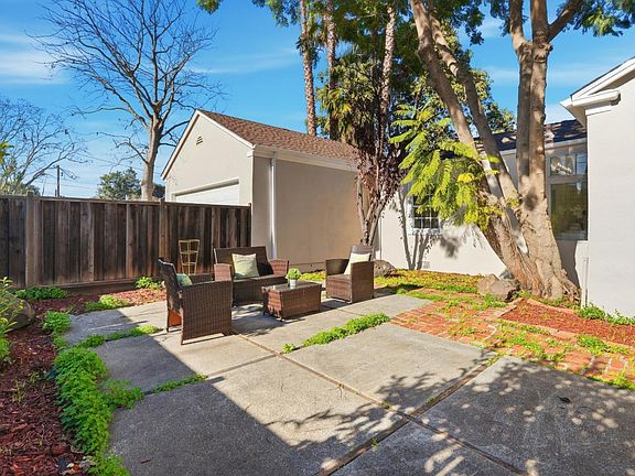 5th image of 2055 Oakwood Dr