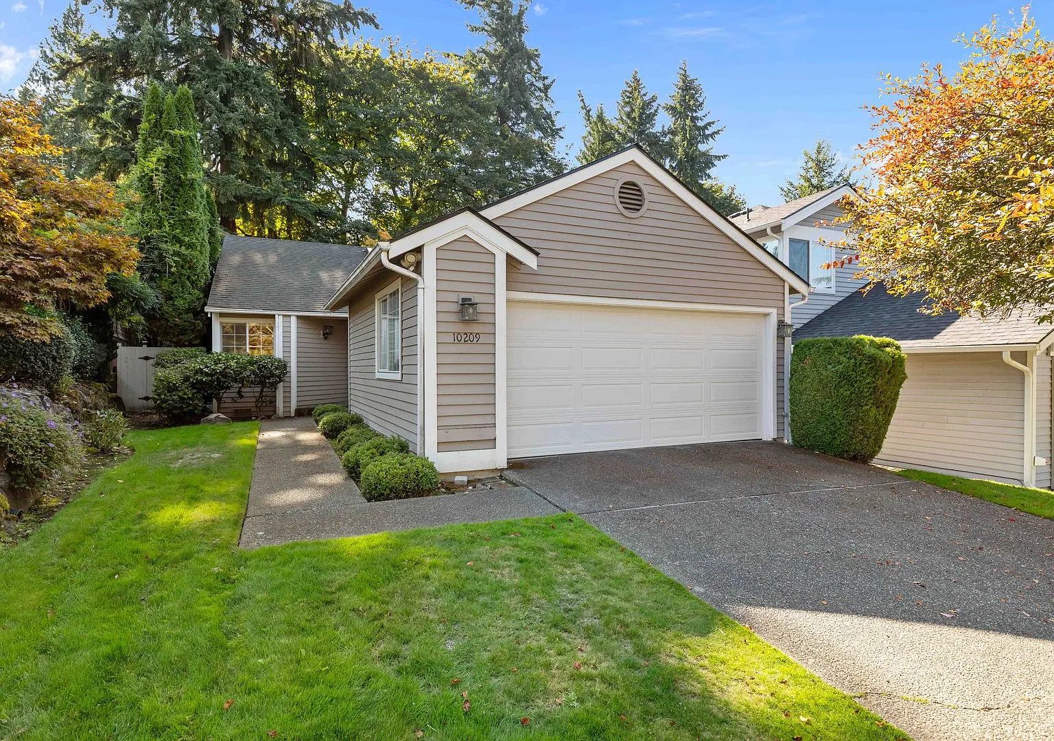 Spacious Kirkland Home in a Convenient Location — Photo 1