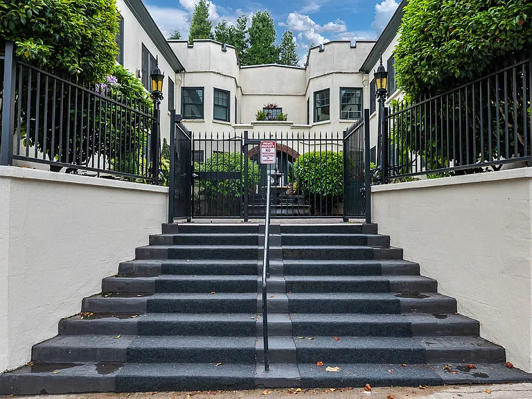 Mississippi Court | Exterior