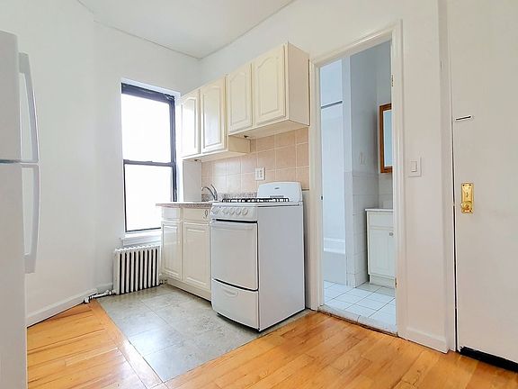 2nd image of 154 Grand St APT 22