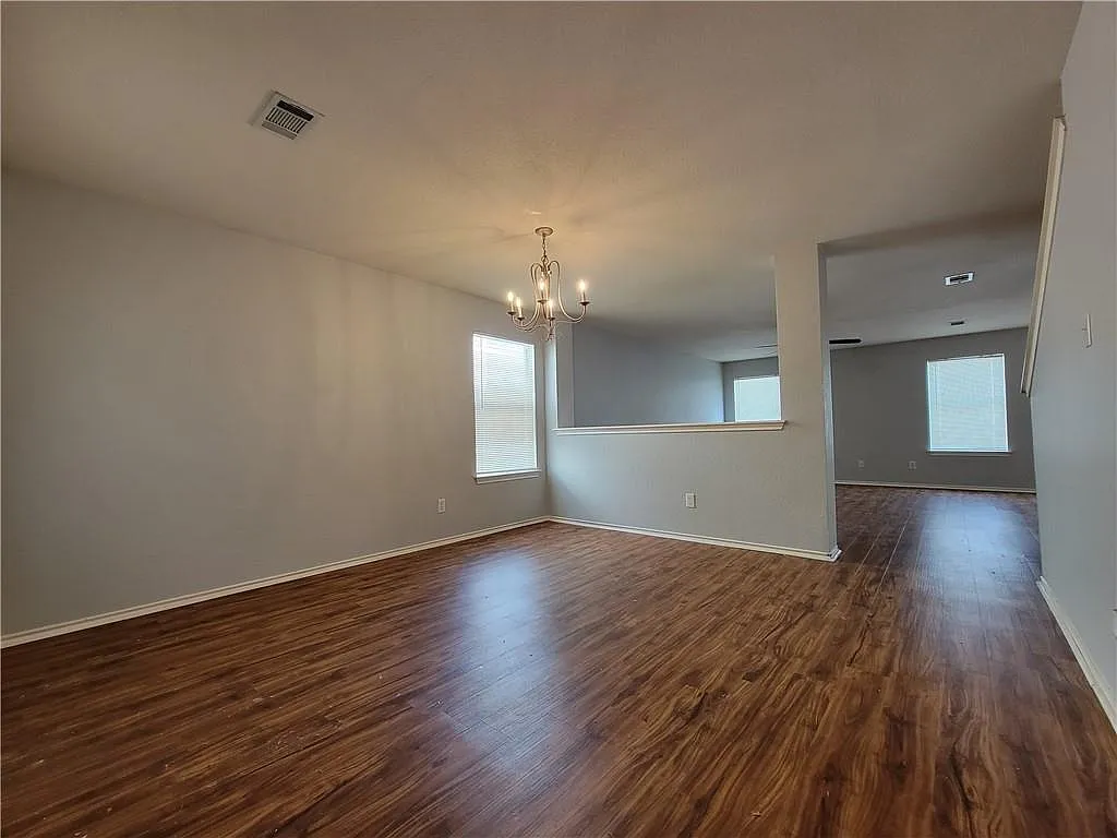 4 bed, 2322 sqft, $2,100 — Photo 3