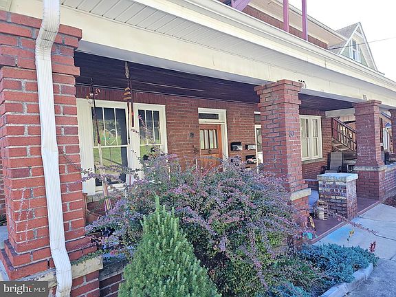3rd image of 807 Bedford St