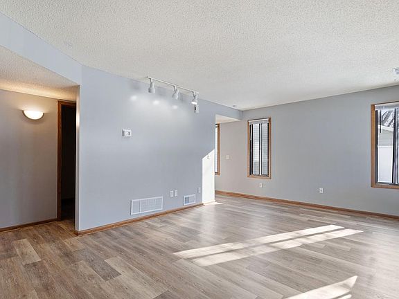 4th image of 9353 Ranchview Ln N