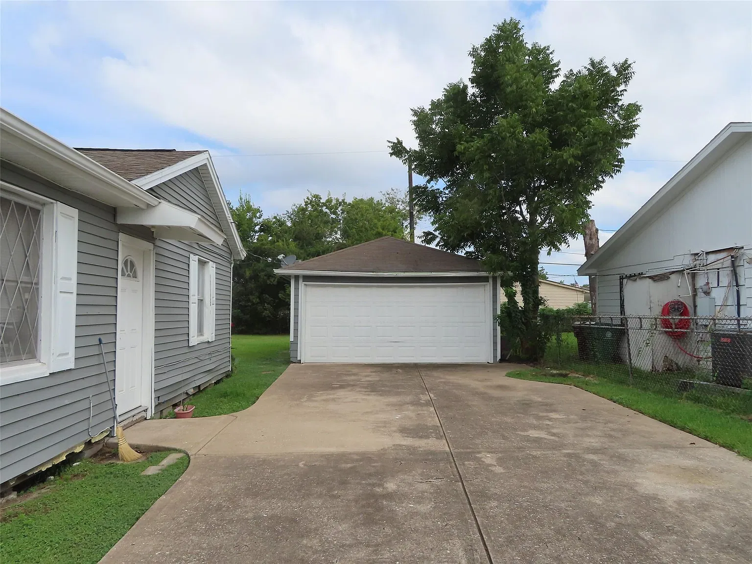 2 bed, 1.0 bath, 928 sqft, $1,400 — Photo 2